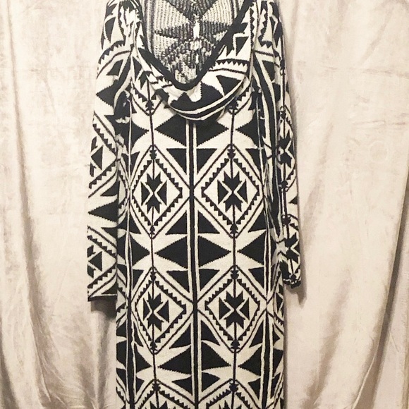 Black and white duster. - Picture 2 of 2
